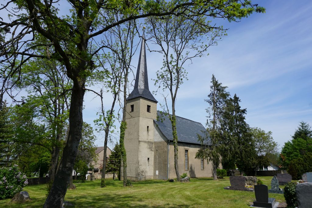 Kirche und Friedhof in Ballstedt