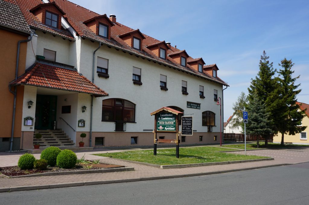 Landhotel & Restaurant "Zur Tanne" in Ballstedt von rechts