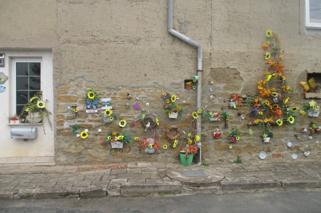 2024 - Buttelstedt "Vor dem Tore" Hauswand mit Blumen